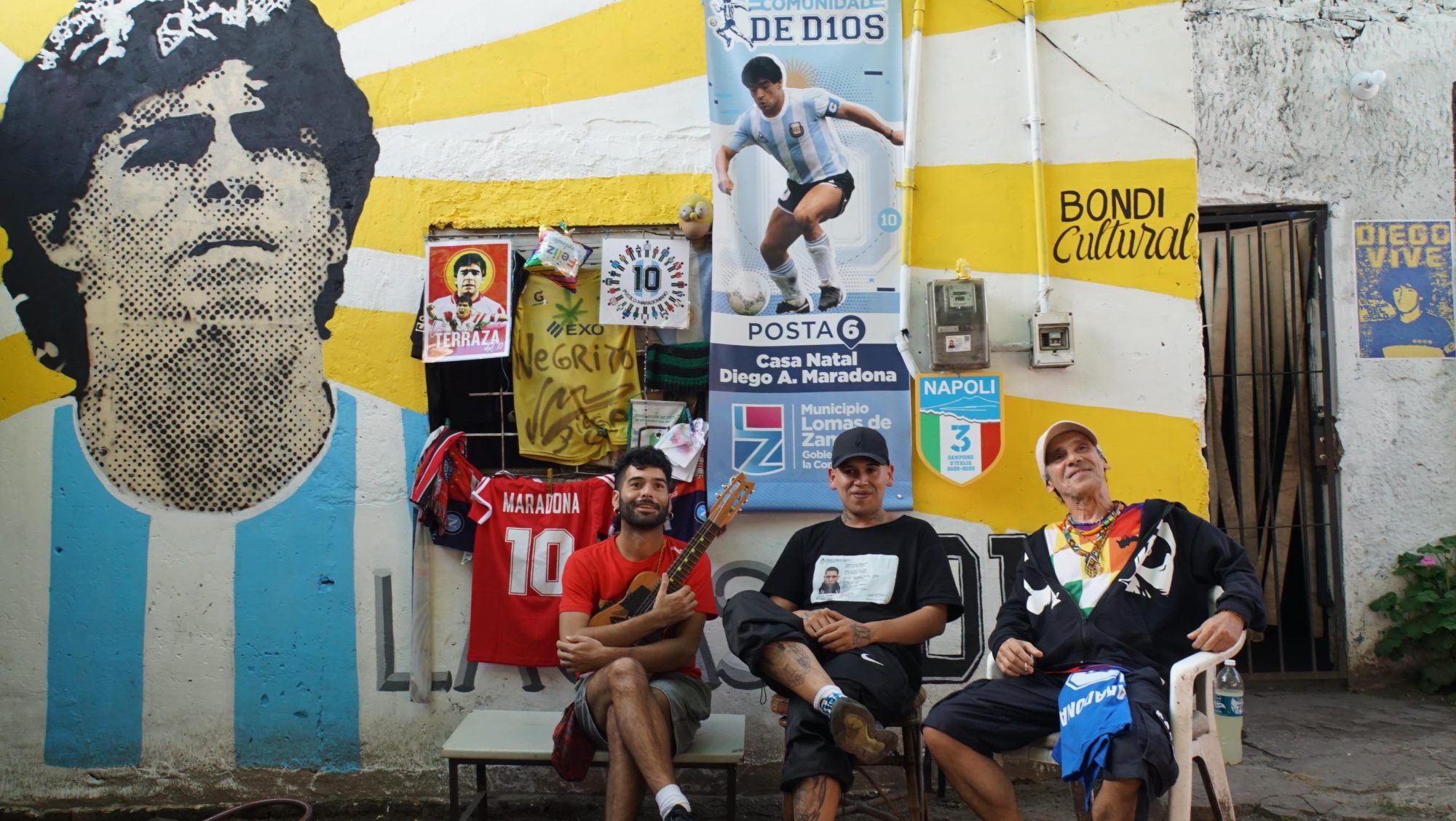Manu Chao visitó la casa de Maradona en Villa Fiorito e improvisó un concierto