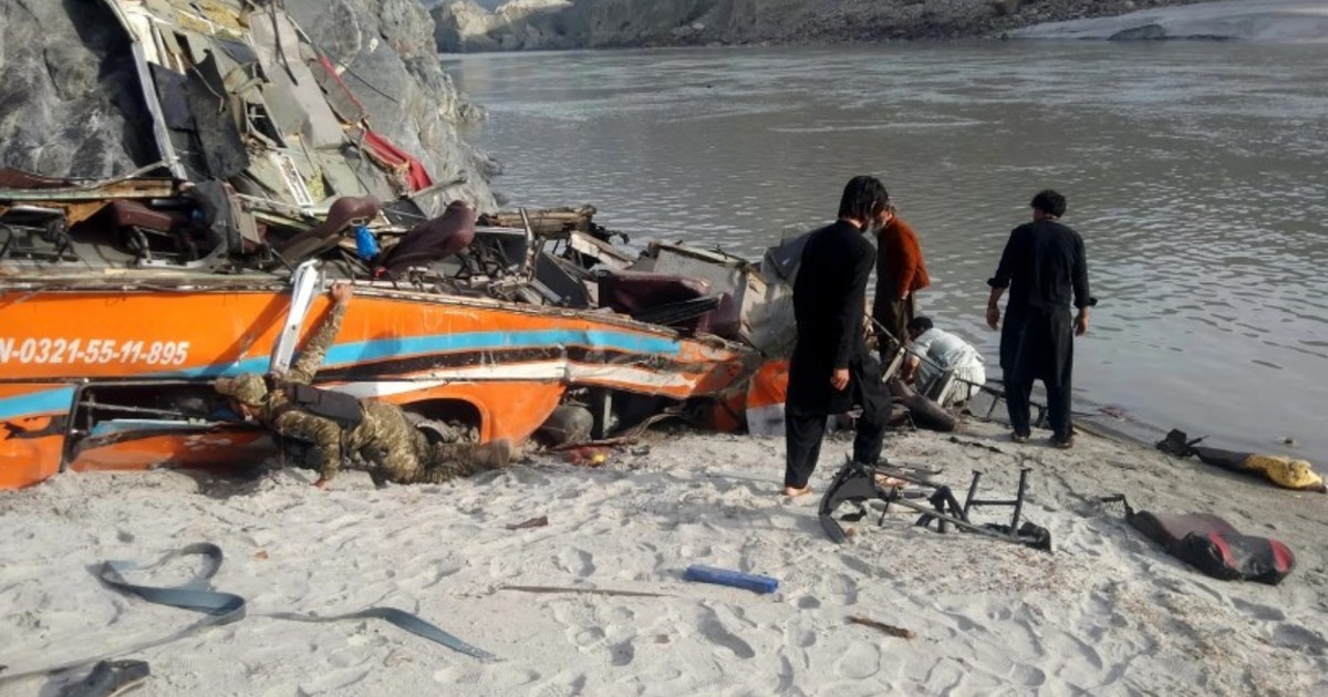 Horror: Cayó un micro al río con los invitados de una boda y murieron todos menos la novia