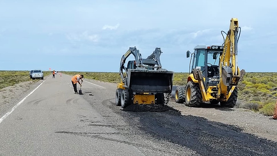 Se realizaron tareas de bacheo en la Ruta Nacional 40, en el acceso a Río Mayo