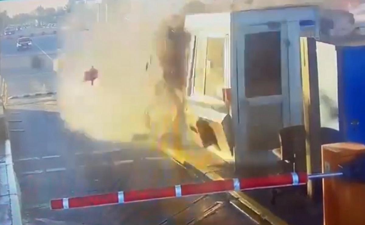 Impactante accidente: Un hombre murió al estrellar su auto a gran velocidad contra una cabina de peaje en la Panamericana