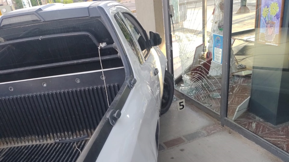 Trelew: Un policía chocó, por el impacto destrozó una concesionaria y la alcoholemia le dio positiva