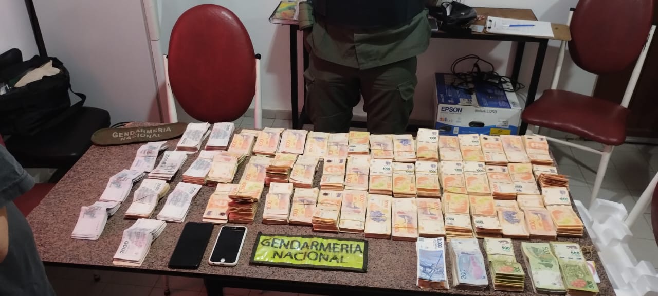 Detuvieron a cinco ciudadanos involucrados en una investigación por narcotráfico: Tenían $ 8 millones, armas, municiones, autos, motos y 16 celulares