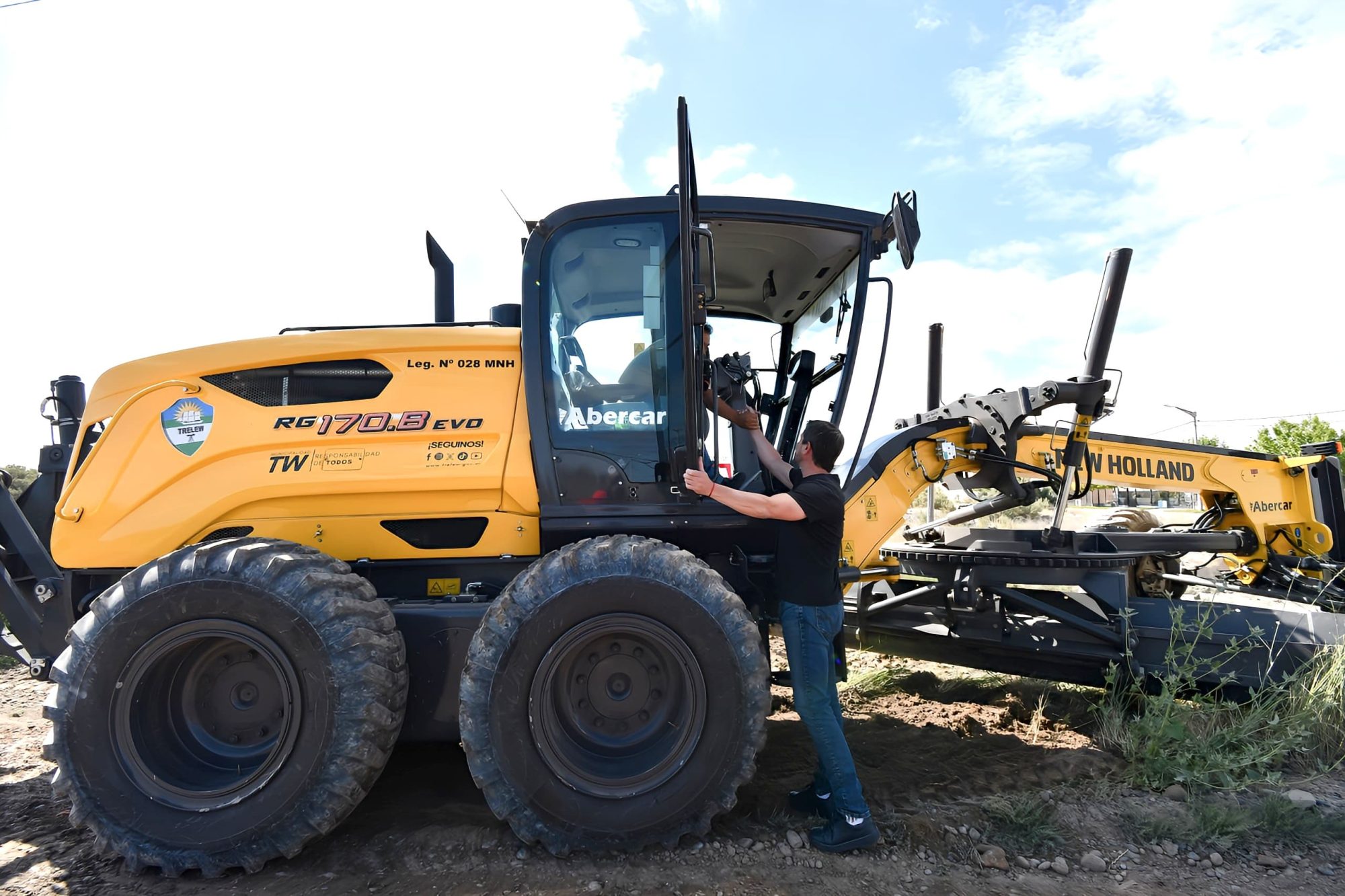 Merino puso en funcionamiento la nueva motoniveladora: “Cuando asumimos no teníamos nada, y ahora contamos con cuatro arregladas y esta nueva”