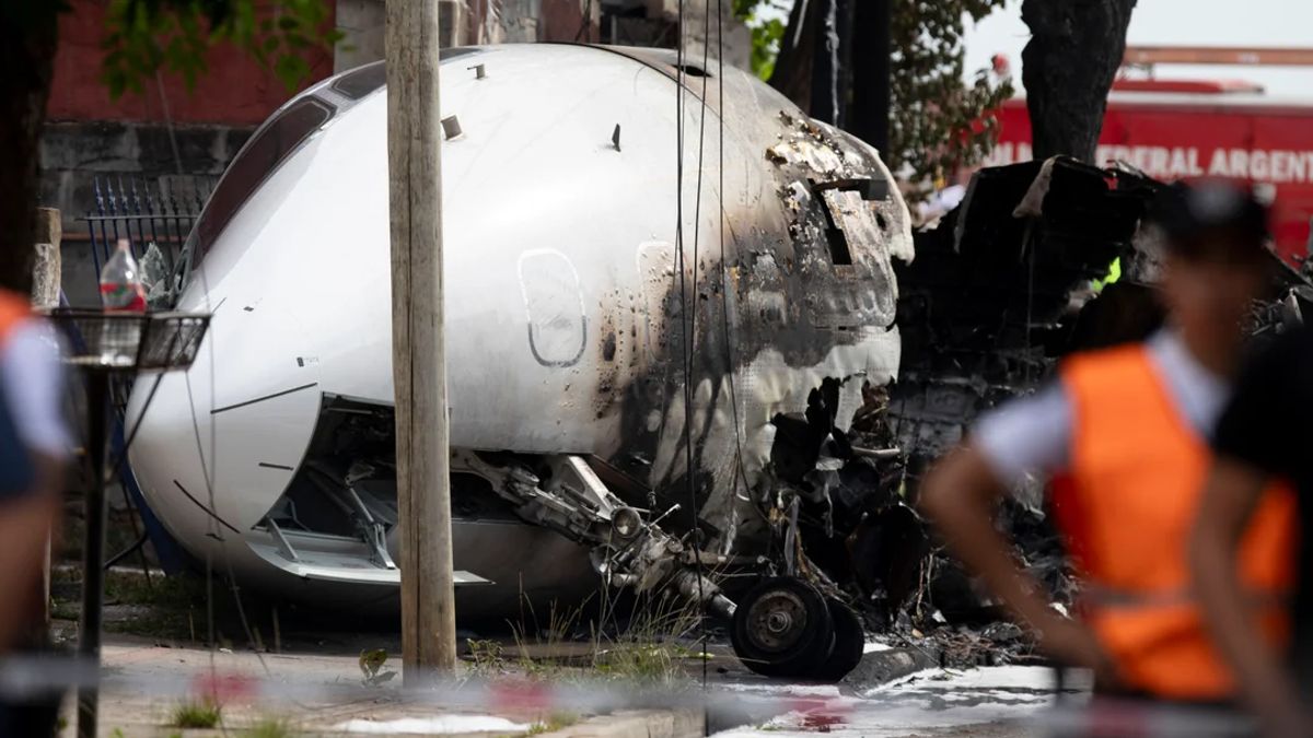 Accidente aéreo: Así retiraron lo que quedó del avión que se estrelló contra una casa en San Fernando