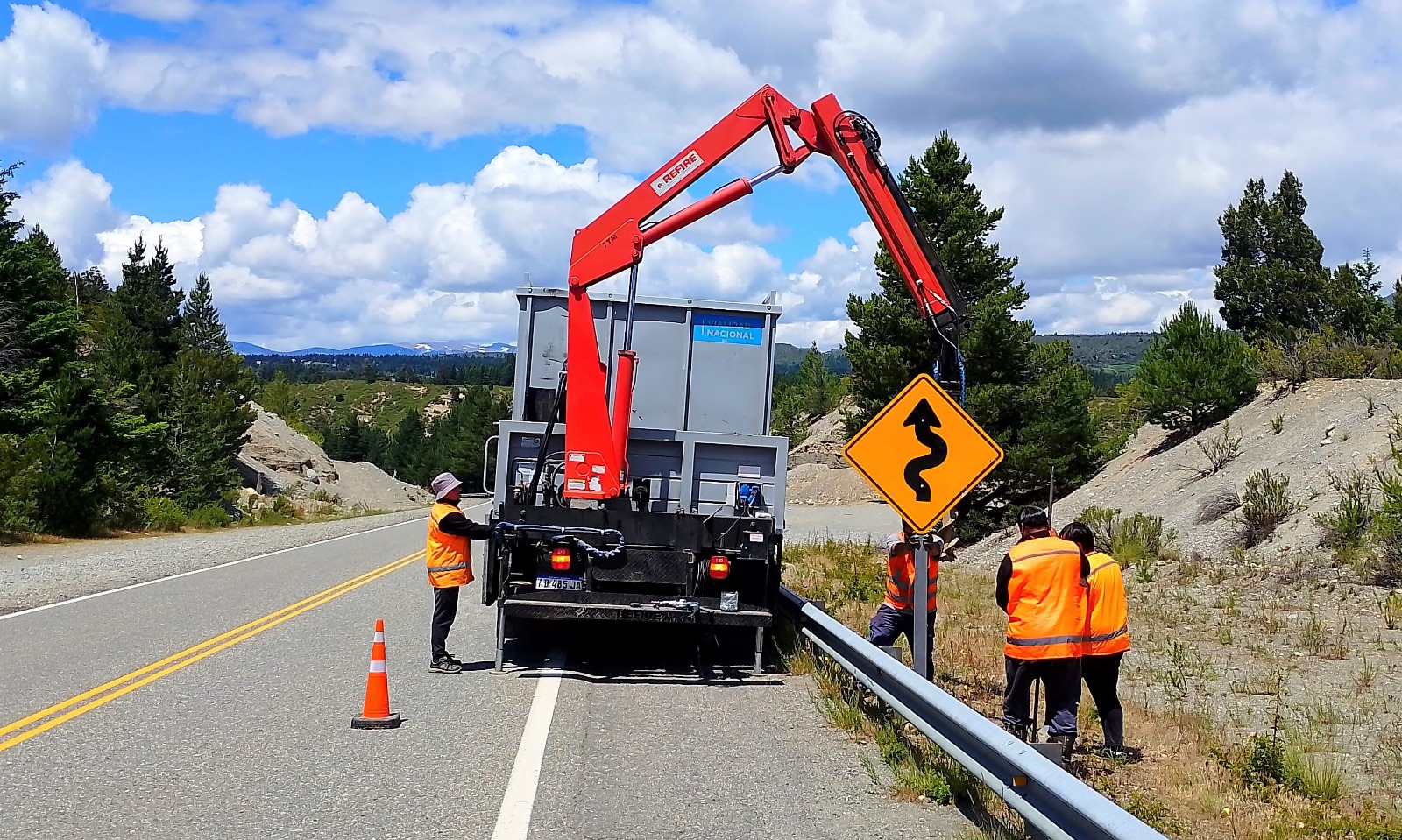 Continuan las tareas de señalamiento vertical en la Ruta Nº 40, entre Tecka y El Bolsón