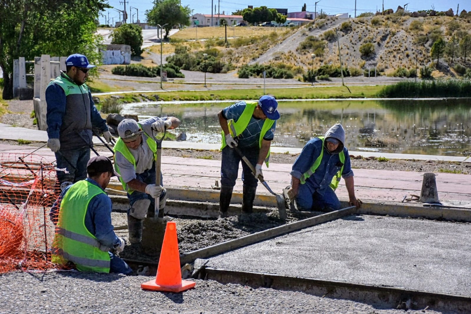 Merino: “Nuestro objetivo es reconstruir la totalidad de la calzada asfaltada de Trelew, trabajando en aquellos sectores que más lo necesitan”