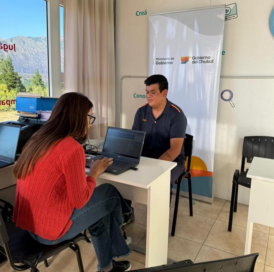 Chubut: El Gobierno facilitó trámites de documentación gratuita y exprés a familias damnificadas por los incendios en Epuyén