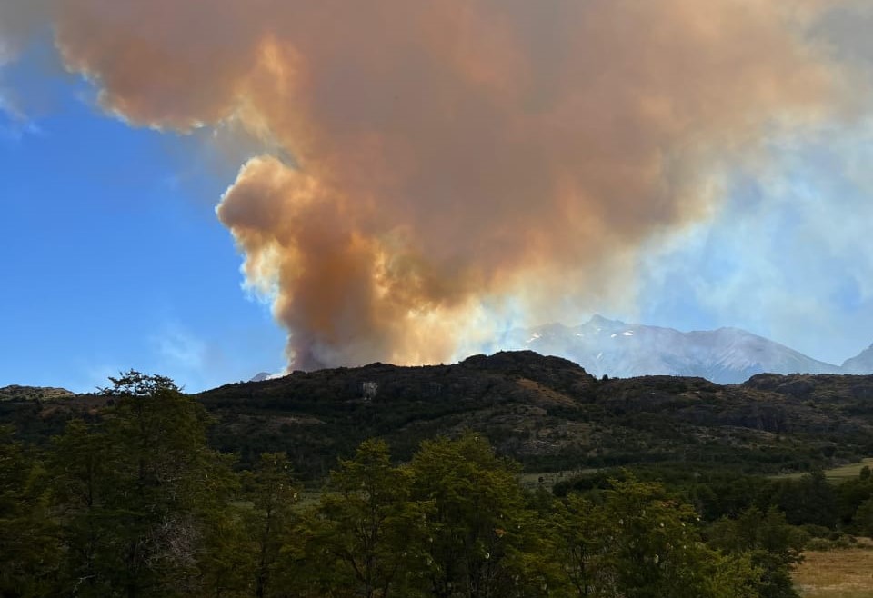 Chubut: Refuerzan el operativo para controlar el incendio registrado en Atilio Viglione que ya consumió más de 1.000 hectáreas