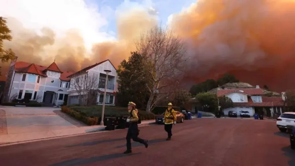 Un voraz incendio en California deja como resultado más de 30 mil evacuados