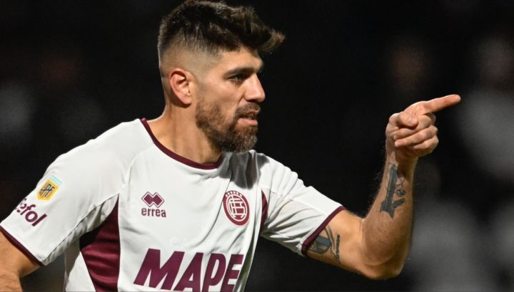 Escándalo con Leandro Díaz en Lanús: Le pegó a un rival en el piso en pleno amistoso y mandó a otro al hospital