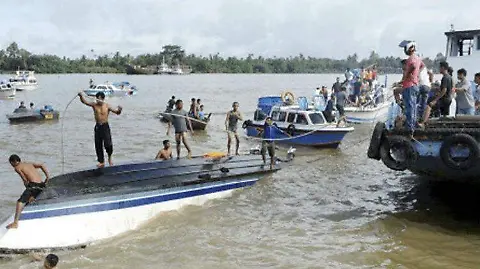 Tragedia en Indonesia: Ocho muertos tras hundirse una lancha rápida