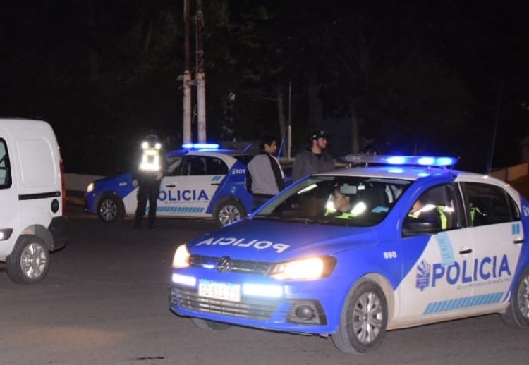 Caleta Olivia: Un hombre atropelló a su ex pareja y al novio y después huyó