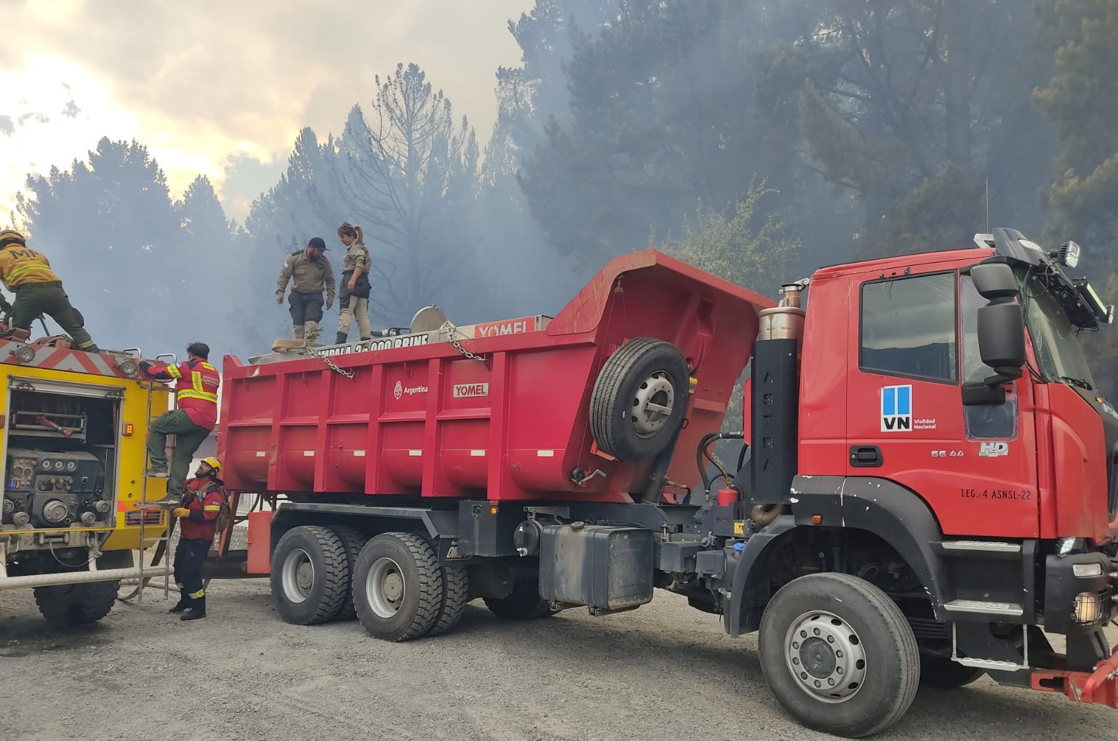 Vialidad Nacional colabora en la lucha contra el incendio en Epuyén