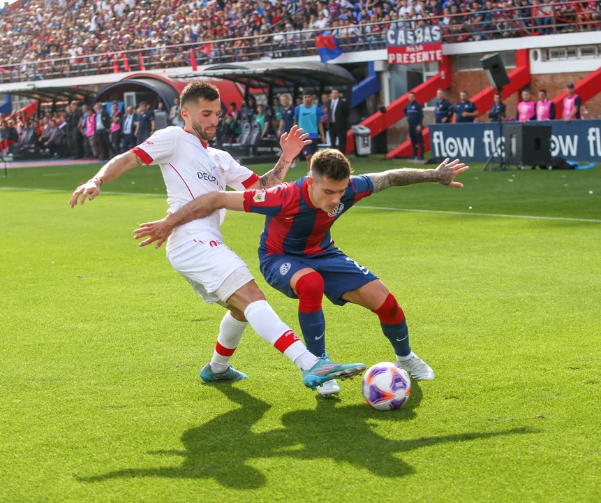 San Lorenzo busca mantener el liderato ante un Huracán en alza en una nueva edición del clásico