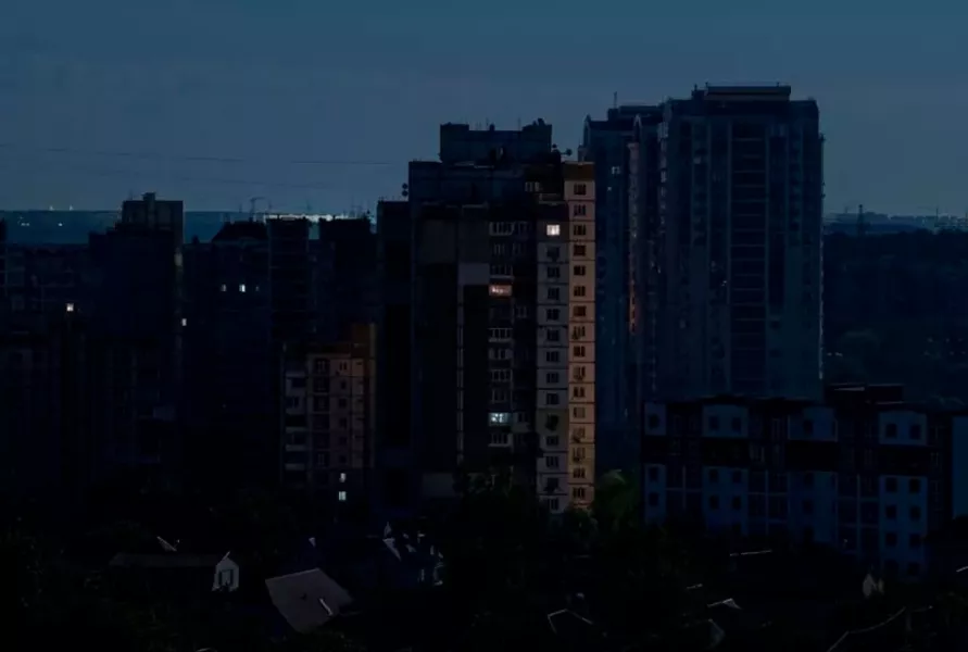 Apagón en Chile dejó al 98 por ciento de la población sin luz y decretaron toque de queda