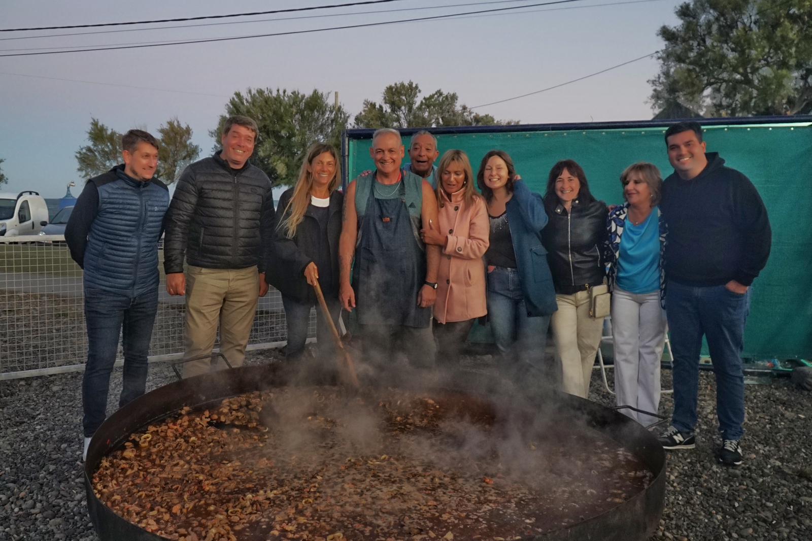 Con una paella gigante y espectáculos en vivo, se desarrolló la primera noche de la Fiesta del Langostino en Playa Unión