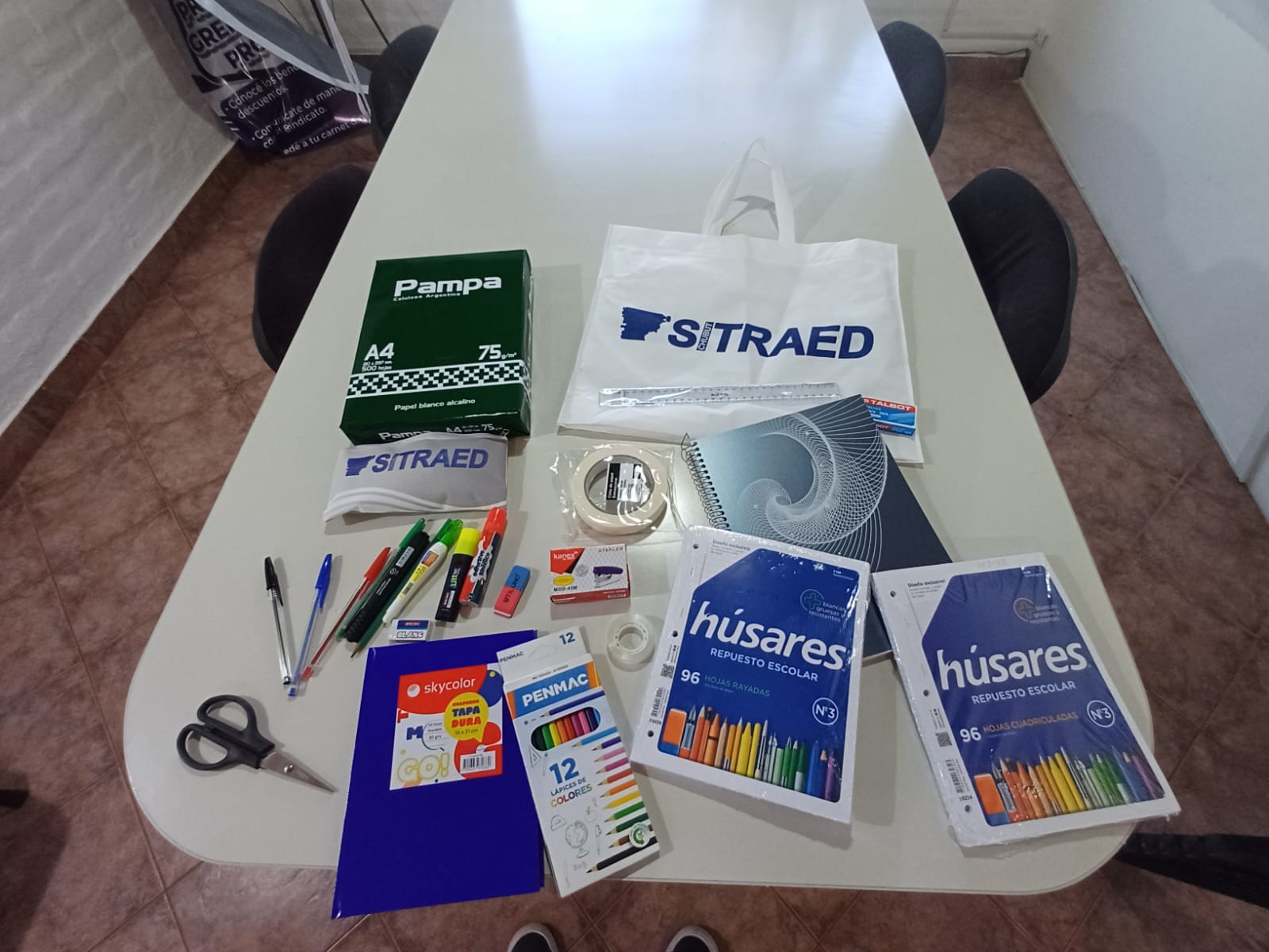 El SITRAED comienza con la entrega de kits escolares y guardapolvos a sus afiliados de todo Chubut