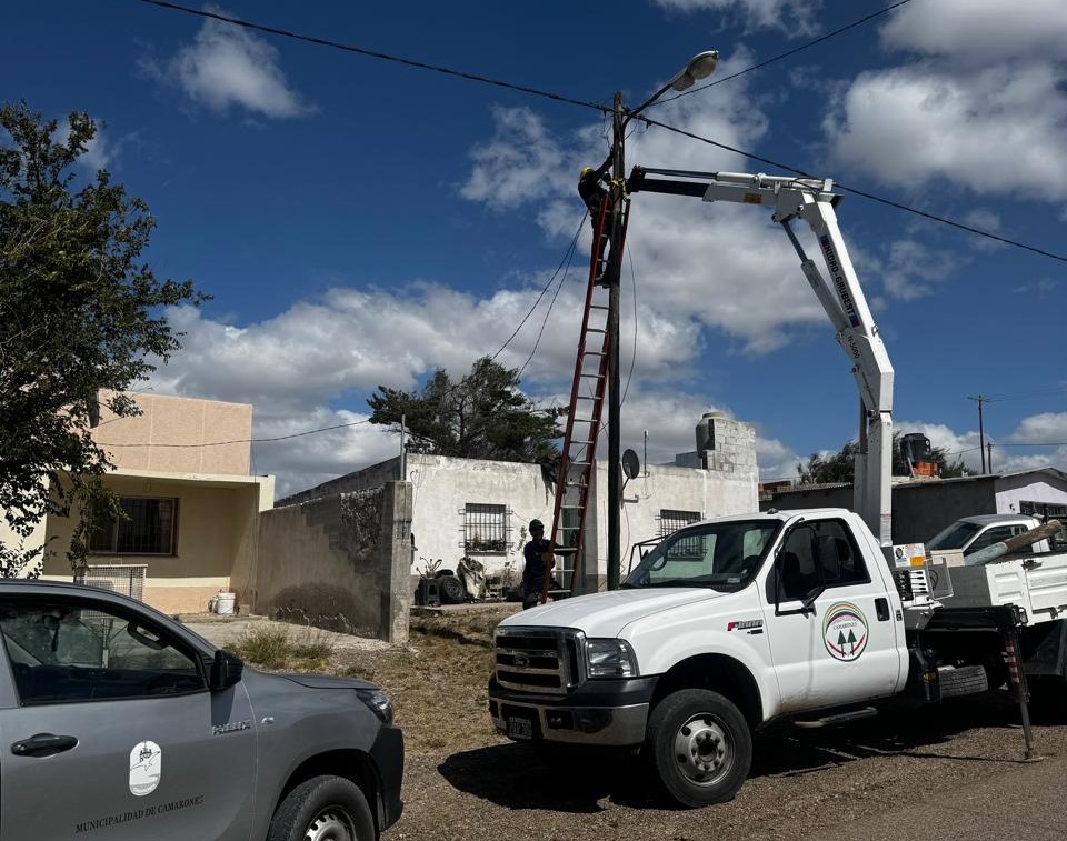 El municipio de Camarones y la Cooperativa Eléctrica realizaron reparaciones tras el temporal de viento