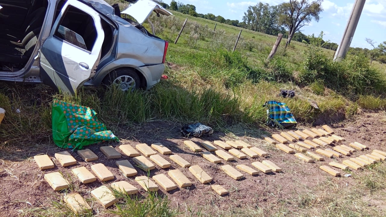 Dos hombres quedaron detenidos al intentar escapar con un auto cargado con 65 kilos de marihuana