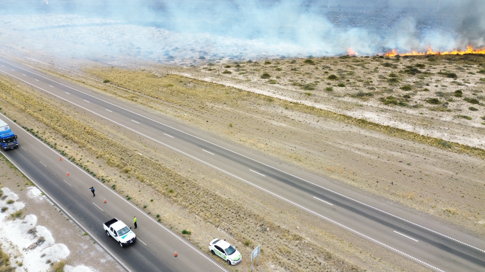 Provincia trabaja para extinguir incendio en la Ruta 3 entre Trelew y Puerto Madryn