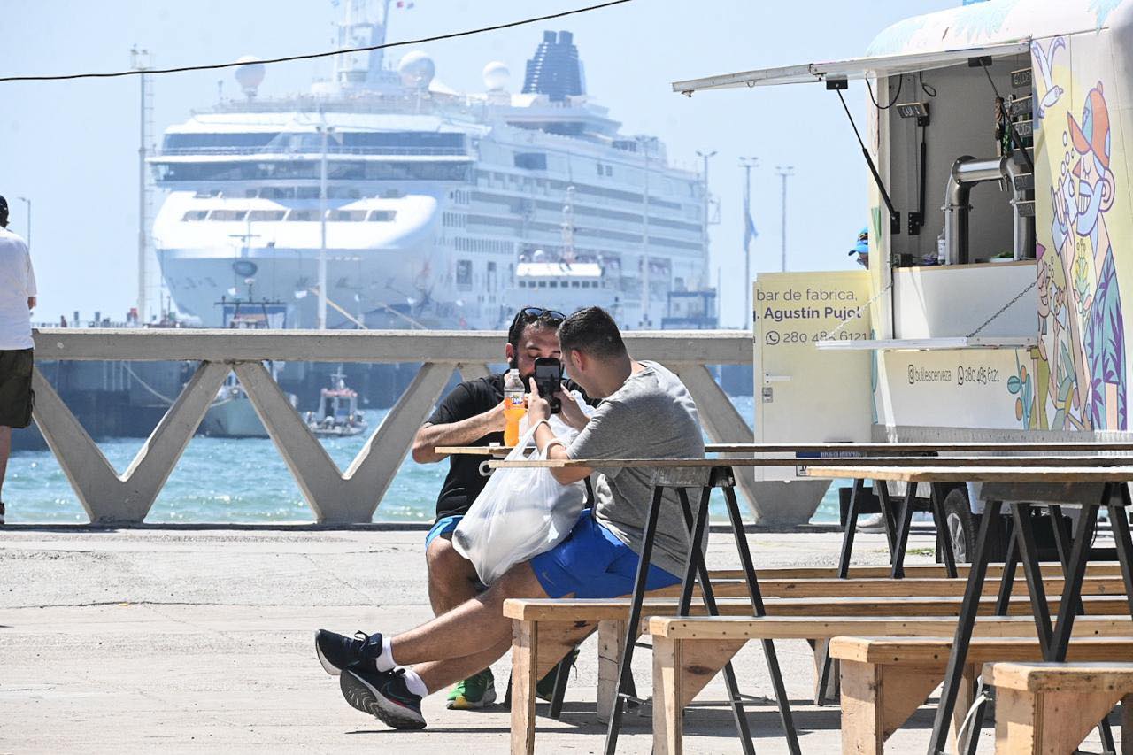 Mañana vuelve el patio gastronómico al Muelle Piedra Buena para recibir al Norwegian Star que transporta a más de 3.000 personas