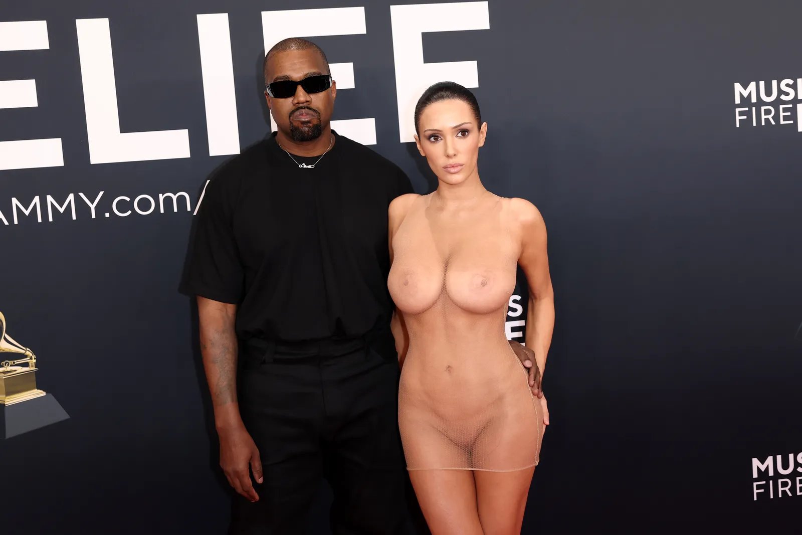 Kanye West y su esposa fueron echados de los Grammy por posar semidesnuda en la alfombra roja