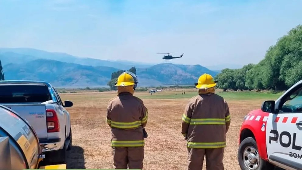 La Policía del Neuquén se sumó a la lucha contra los incendios en el Parque Nacional Lanín