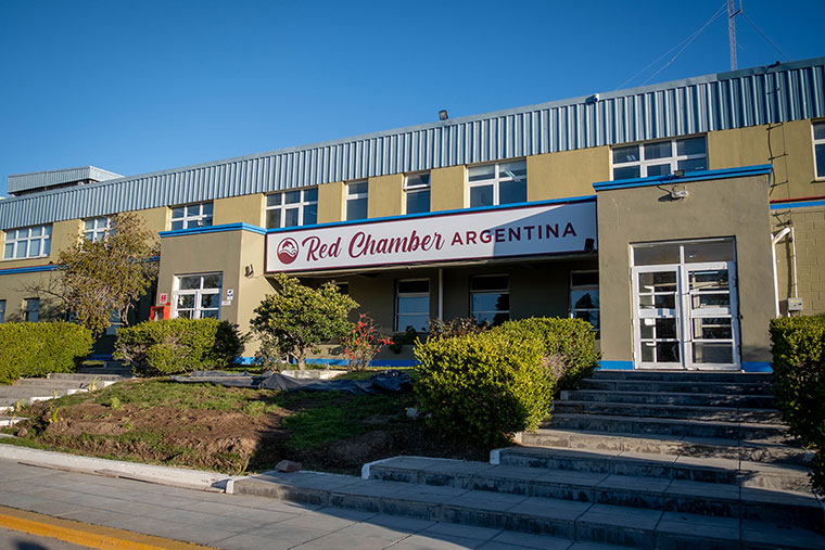 Contaminación en el Muelle Storni: Red Chambers entregará 5 toneladas de merluza a comedores como compensación