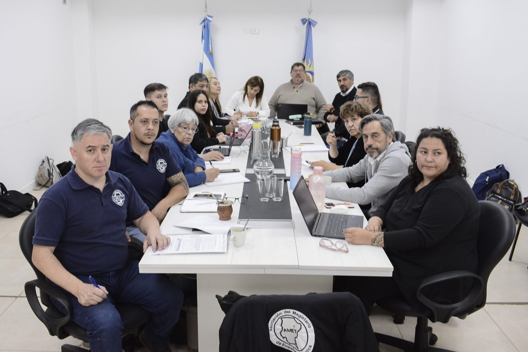 Paritaria Docente: El Gobierno de Santa Cruz presentó nueva oferta salarial con cláusula gatillo y 100% de aumento en asignaciones escolares