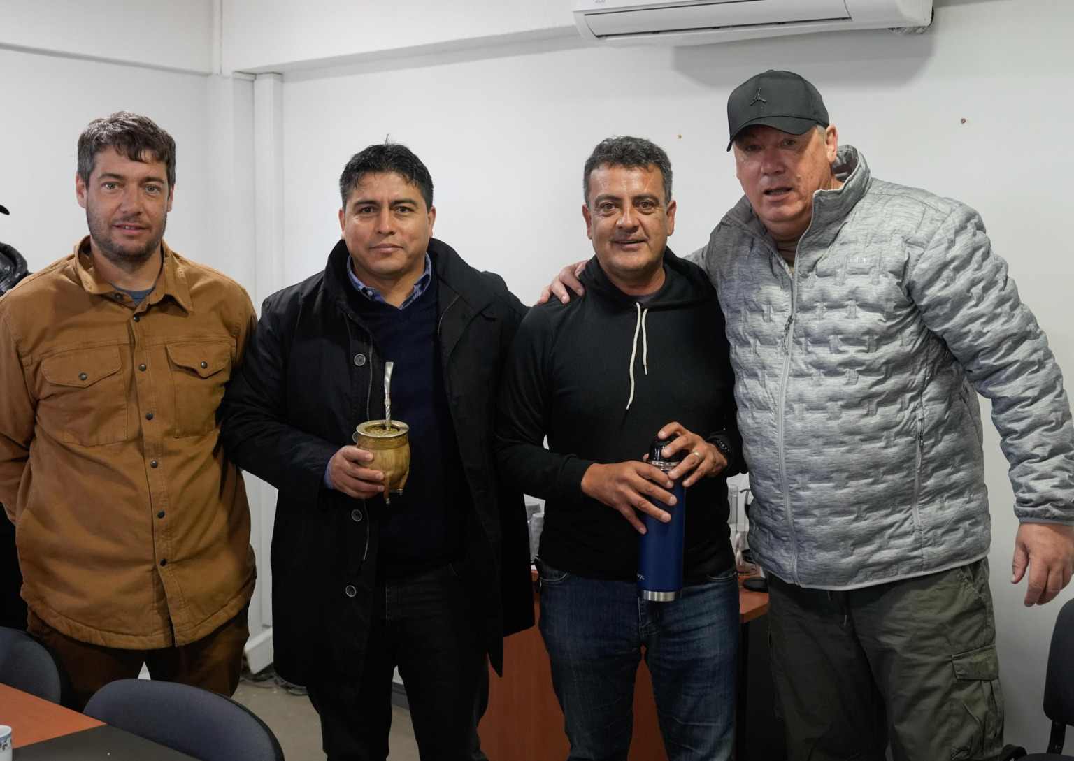 Vidal se fue abucheado y escrachado de una pesquera cuando la recorría con inversores chinos