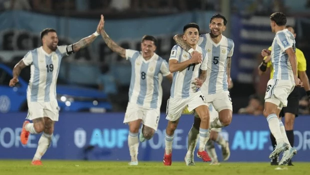 Sin Messi, la Selección argentina dio una muestra de carácter y le ganó a Uruguay en el Estadio Centenario