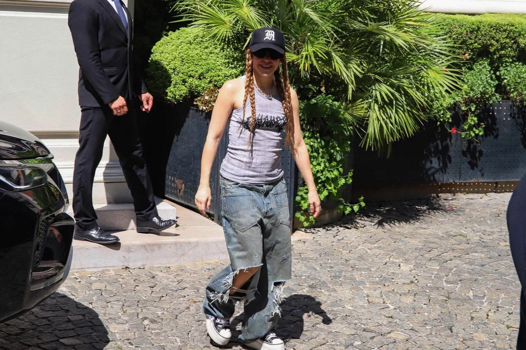 Shakira en Argentina: Saludó a sus fans en la puerta del hotel