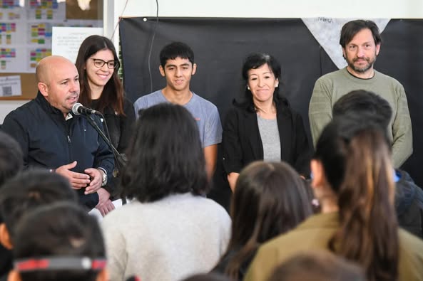 Sastre remarcó la importancia de potenciar el programa que entrega becas a estudiantes de establecimientos municipales