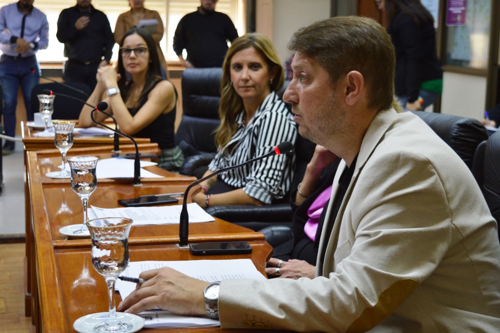 Playa Unión: concejales asignan el nombre de “Héroes de Malvinas” al sector de arena donde se recrean las batallas de la guerra