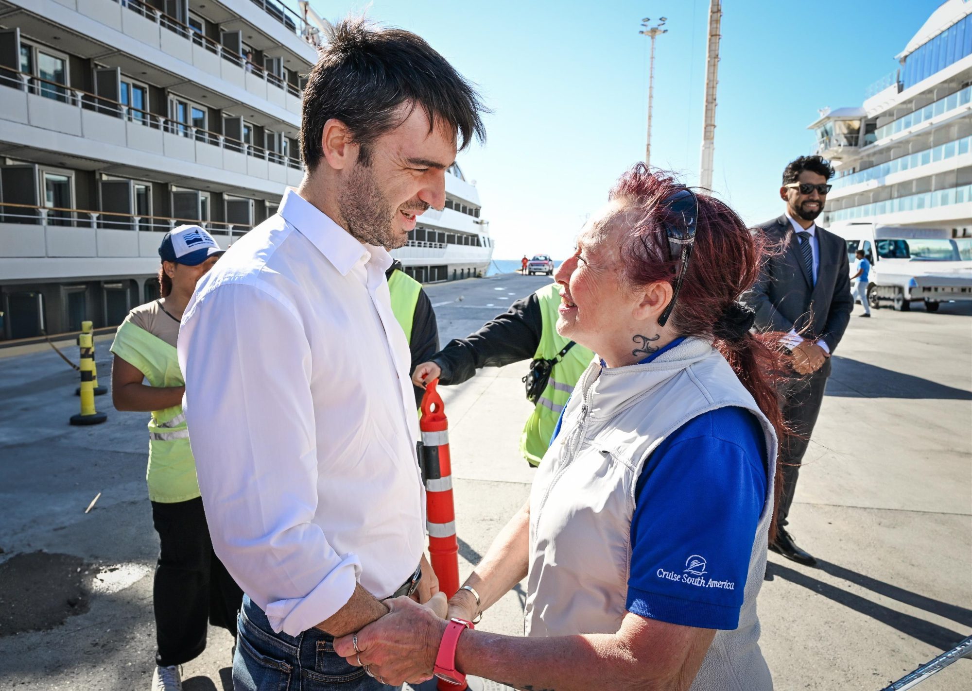 Torres recorrió el Muelle Luis Piedra Buena junto a alumnos de nivel inicial y anticipó el cierre de una exitosa temporada de cruceros