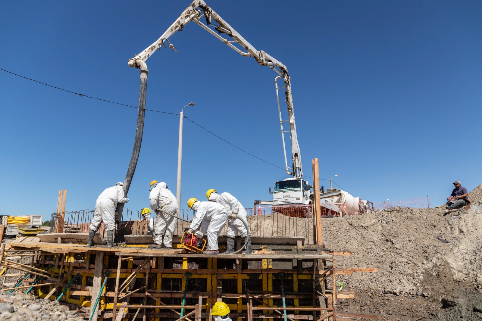 Comodoro: Continúa la obra del puente peatonal del barrio La Cantera de Km. 8