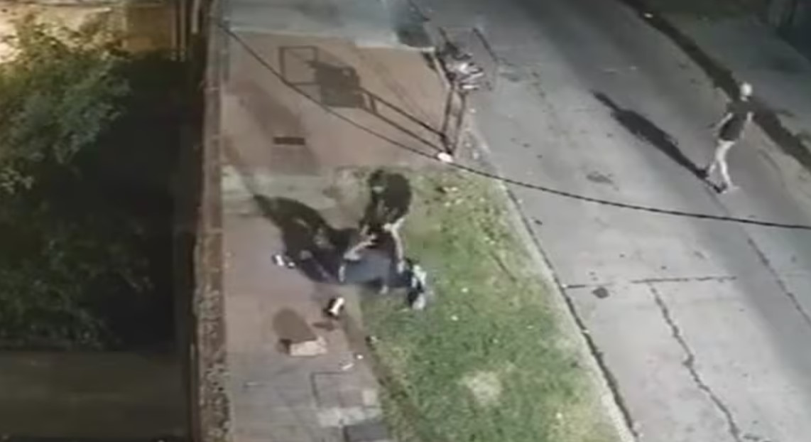 Brutal ataque: Una delincuente apuñaló en la cabeza a una joven para robarle