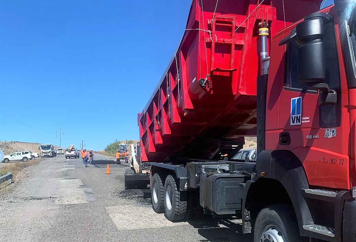 Trabajos de bacheo en Ruta 40, entre Esquel y el puente del arroyo Montoso
