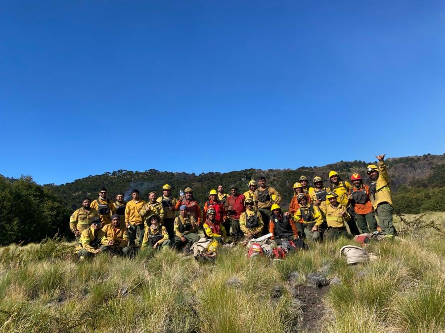 Brigadistas de Santa Cruz seguirán combatiendo el mayor incendio de Neuquén