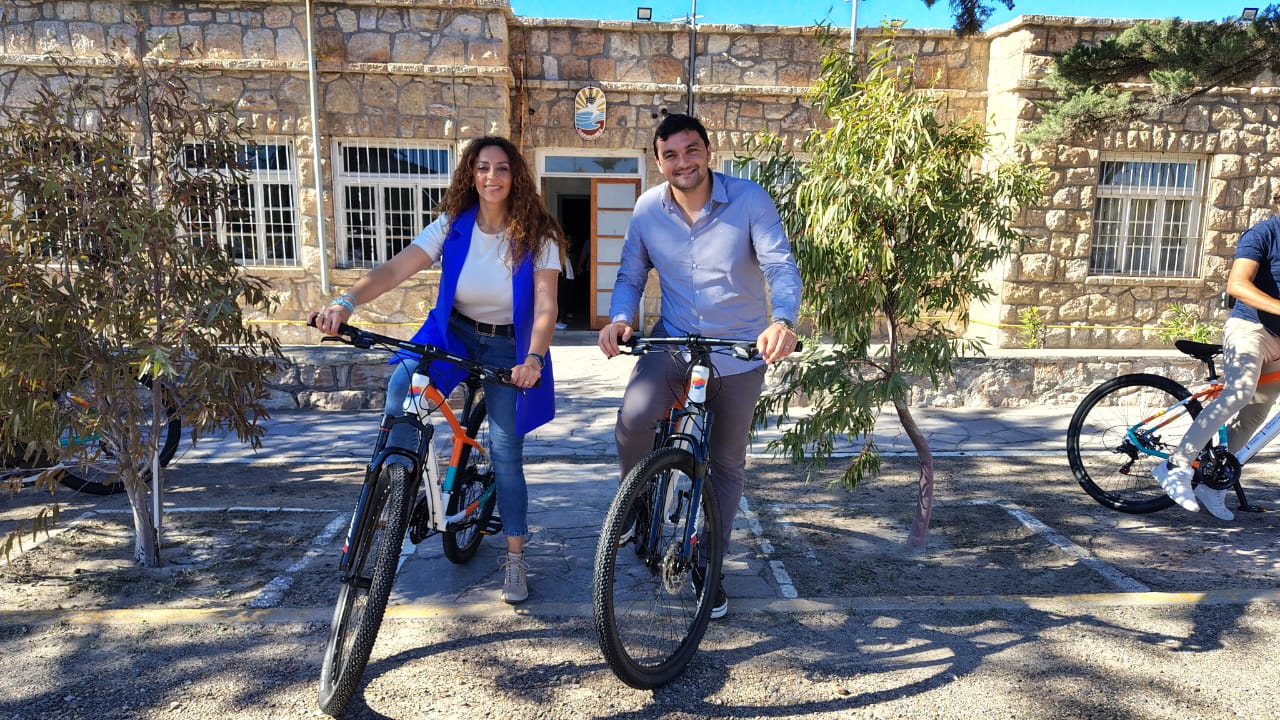 Loyola y Zárate impulsan el cicloturismo en Camarones con nuevas bicicletas