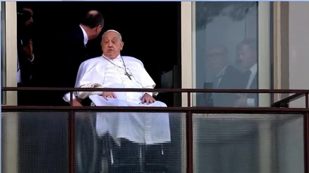 “El Papa estuvo por morir dos veces”: La impactante declaración del jefe del equipo médico que atendió a Francisco