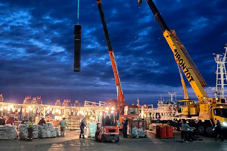 Puerto Deseado registra un intenso movimiento con la descarga de calamar