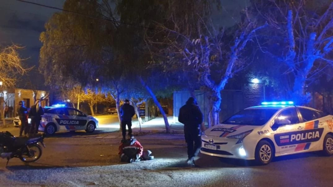 Rawson: Un hombre entró a la casa de un propietario, atacó con un cuchillo tramontina al dueño y al hijo y fue detenido