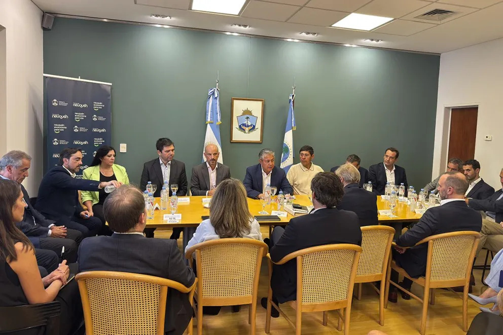 Figueroa dialogó con operadoras sobre educación, trabajo neuquino e infraestructura