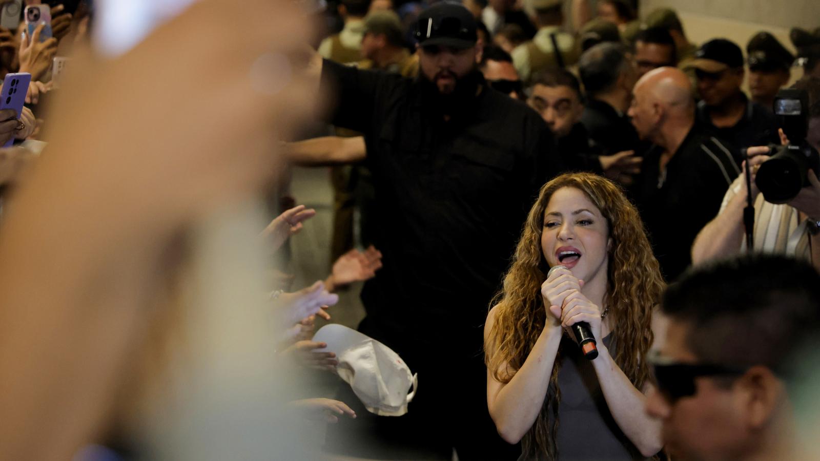 Tras cancelar sus shows en Chile, Shakira les cantó a sus fans en la puerta del hotel