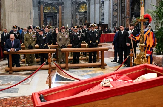 Miles de fieles acudieron a la Basílica de San Pedro y despidieron al papa Francisco