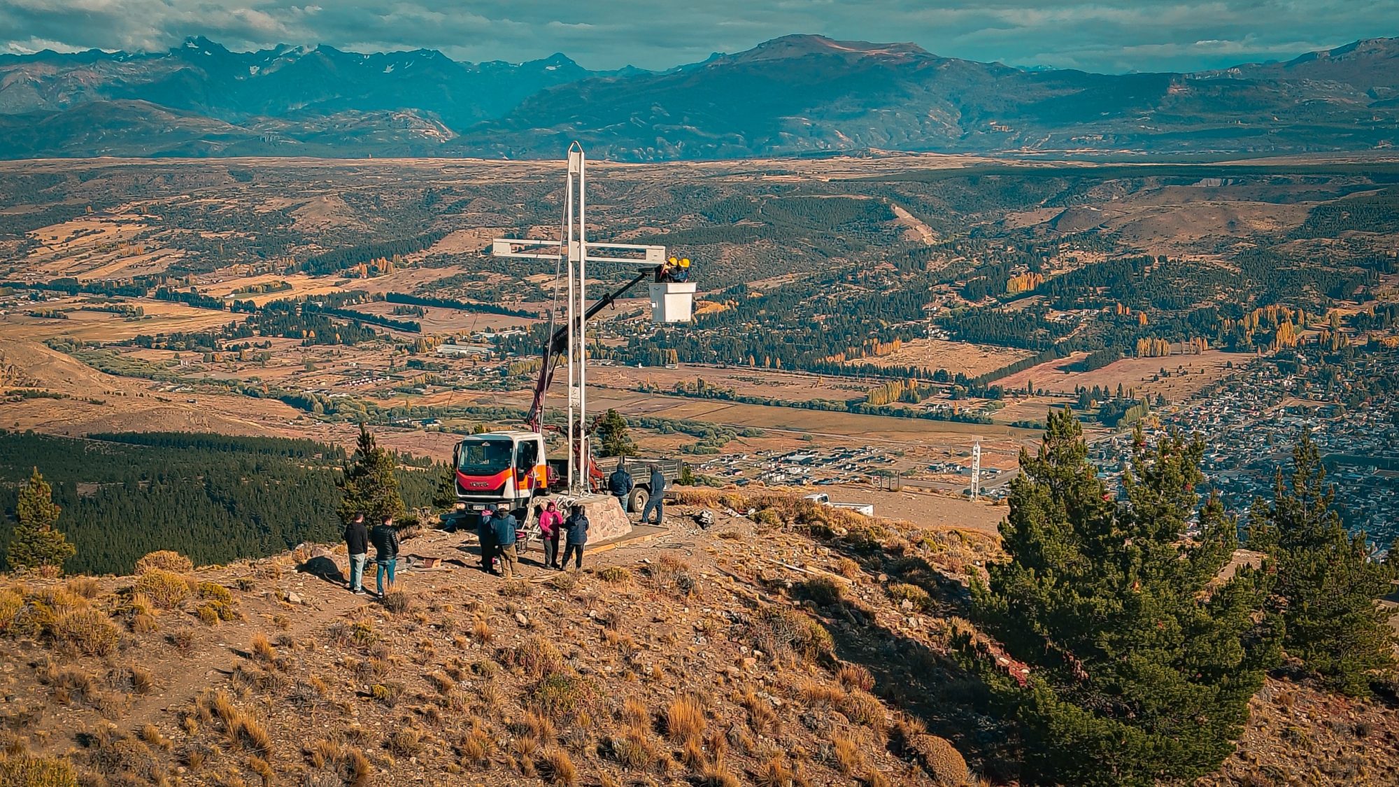 Esquel: El municipio colocó la figura de Cristo en el Cerro La Cruz
