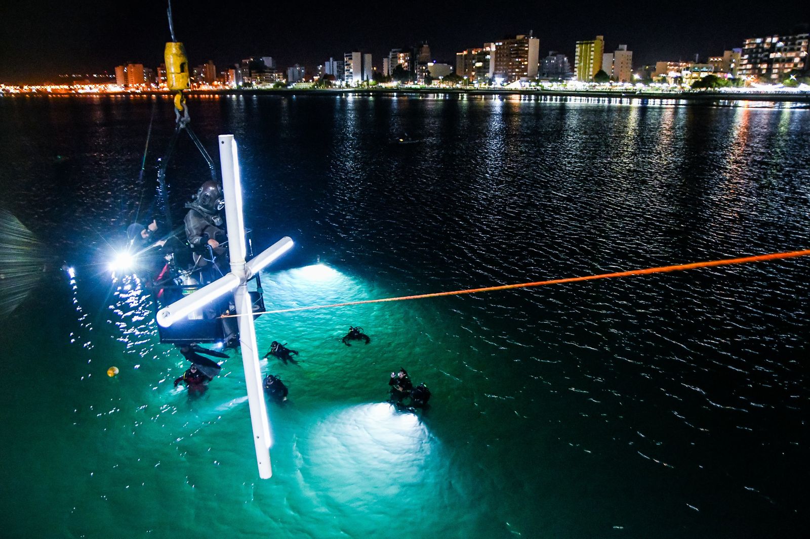 Semana Santa en Madryn: Llega una nueva edición del Vía Crucis submarino, un espectáculo único en el mundo