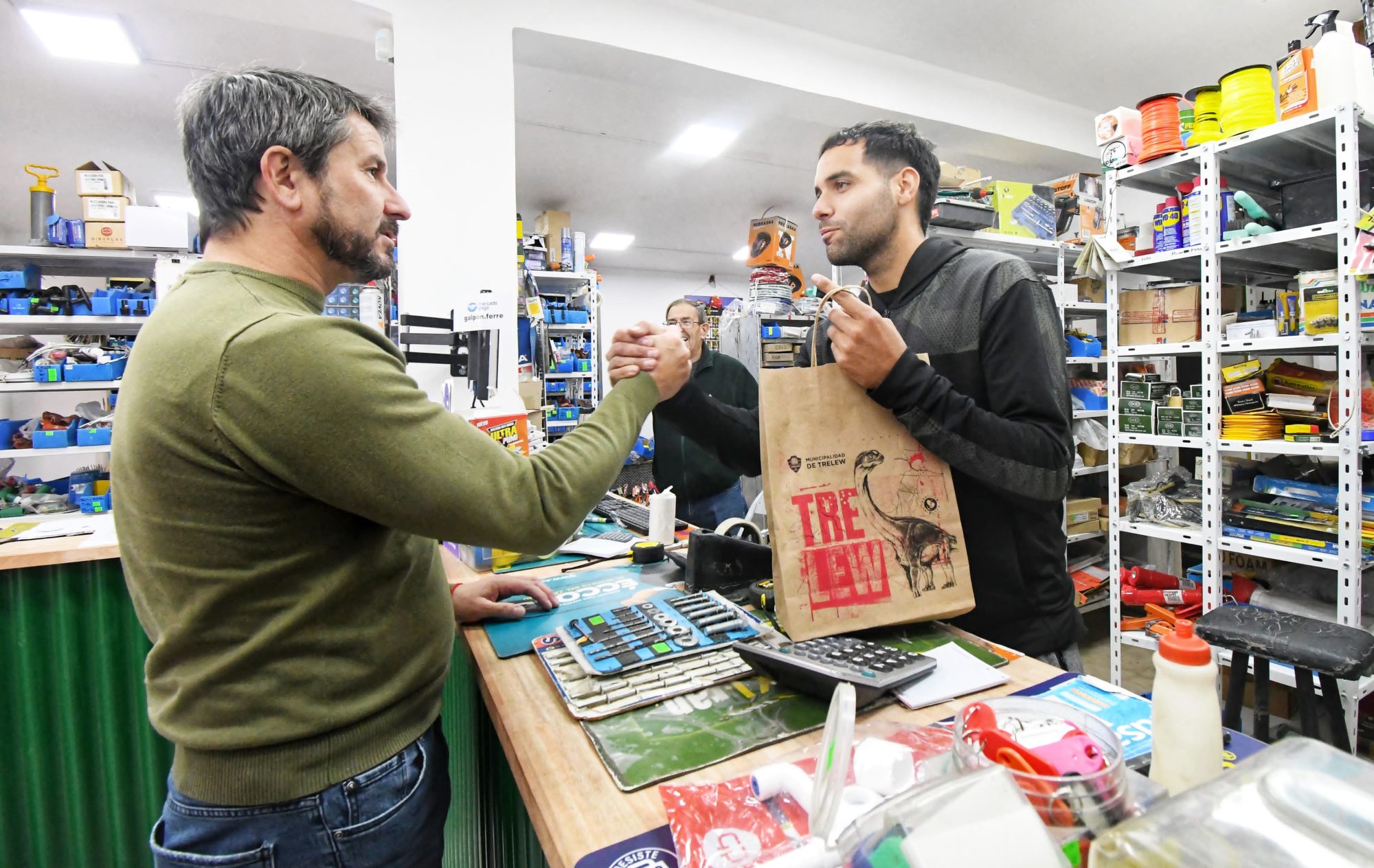 Merino recorrió nuevos comercios en Trelew y destacó el rol del sector privado