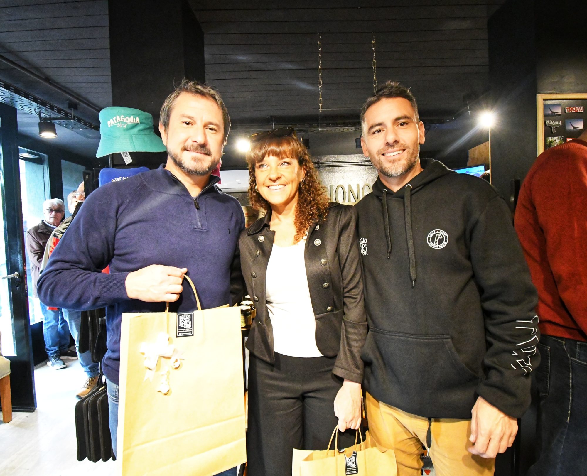 Merino acompañó la inauguración de un local de productos regionales y recorrió comercios del centro